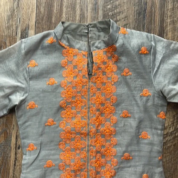 Embroidered gray suit - Picture 3 of 5